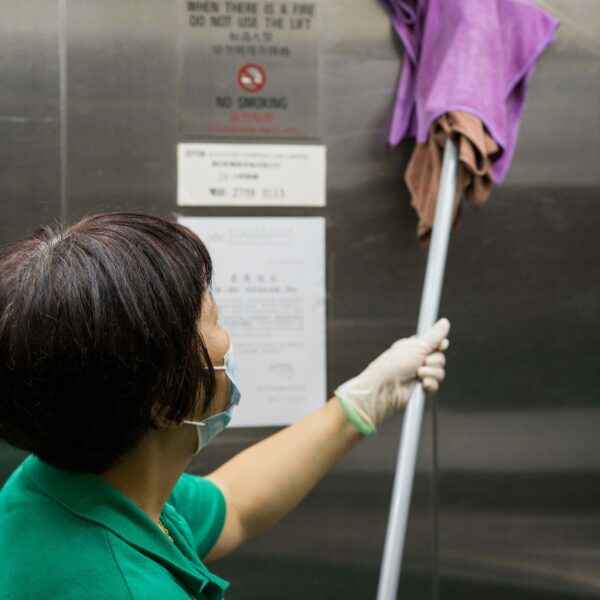 Masterclean-醫療機構清潔 電梯內部清潔 專業清潔劑清潔電梯表面