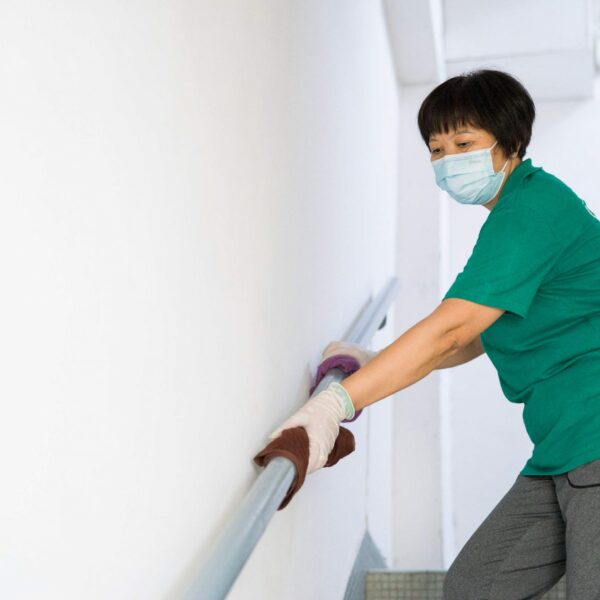 Masterclean-九龍高怡醫務中心醫療機構清潔 樓梯間扶手清潔 專業佩戴口罩手套