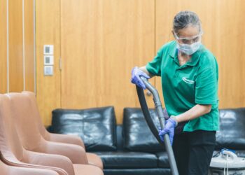 Masterclean-辦公室地毯清洗服務 配合強力吸水機將殘留在地毯內在的污水及污垢抽走