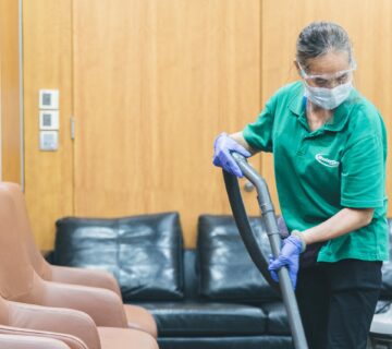 Masterclean-辦公室地毯清洗服務 配合強力吸水機將殘留在地毯內在的污水及污垢抽走