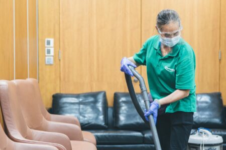 Masterclean-辦公室地毯清洗服務 配合強力吸水機將殘留在地毯內在的污水及污垢抽走