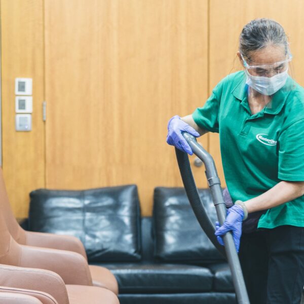 Masterclean-辦公室地毯清洗服務 配合強力吸水機將殘留在地毯內在的污水及污垢抽走 Masterclean-辦公室地毯清洗服務 配合強力吸水機將殘留在地毯內在的污水及污垢抽走