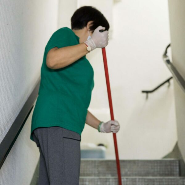 Masterclean-醫療機構清潔 樓梯間地板清潔 專業佩戴口罩手套