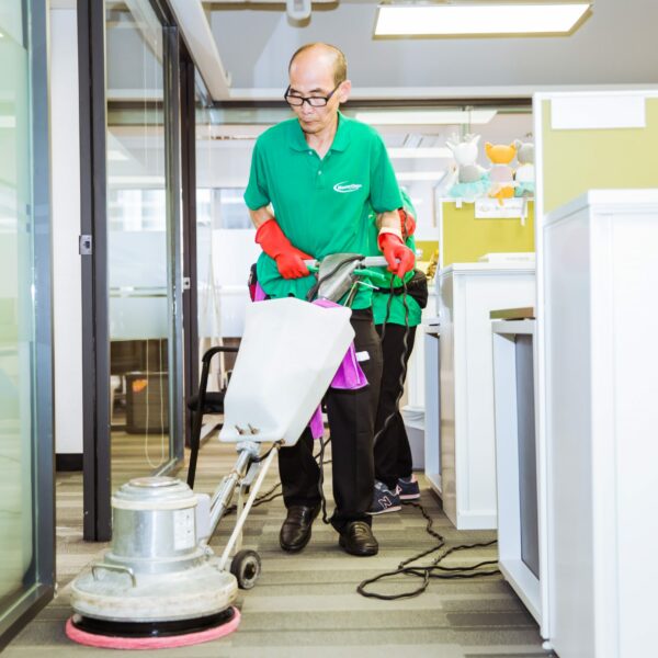 Masterclean-地毯清潔服務 無論是家居地毯或辦公室地毯清潔、地毯除味、高溫殺菌、消毒地氈等都具豐富經驗 Masterclean-地毯清潔服務 使用洗地氈機高速清洗地毯,配合專業強效環保地毯清潔劑