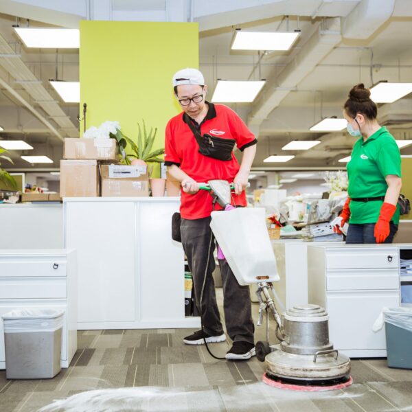 Masterclean-地毯清潔服務 無論是家居地毯或辦公室地毯清潔、地毯除味、高溫殺菌、消毒地氈等都具豐富經驗 Masterclean-地毯清潔服務 使用洗地氈機高速清洗地毯,配合專業強效環保地毯清潔劑