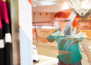 Masterclean-九龍灣德福廣場一期店鋪清潔 玻璃清潔 專業洗玻璃水及玻璃刮 不留水痕