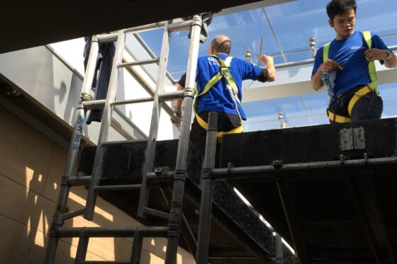 Masterclean-外墻天花板清潔 專業人員穿戴安全裝備 Masterclean-外墻天花板清潔 專業人員穿戴安全裝備