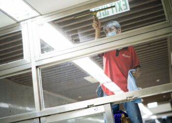 Masterclean-九龍觀塘鴻圖道工業大廈大廈清潔 玻璃清潔 用上玻璃刮 不再有水痕