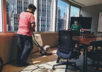 Masterclean-中環交易廣場3期辦公室清潔 洗地氈機高速清洗地板