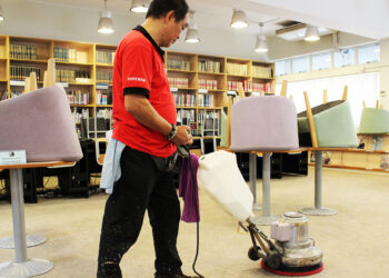 Masterclean-專業地毯清潔服務 使用洗地氈機高速清洗地毯