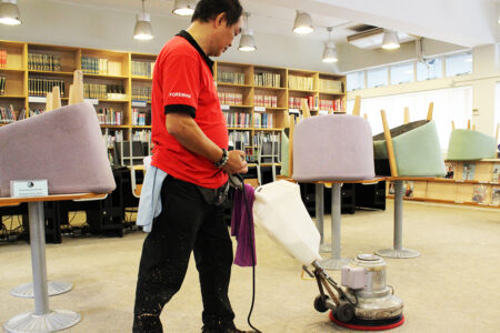 Masterclean-專業地毯清潔服務 使用洗地氈機高速清洗地毯