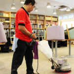 Masterclean-專業地毯清潔服務 使用洗地氈機高速清洗地毯