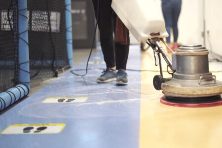 Masterclean-九龍區九龍灣德福廣場2期 遊戲機室清潔 使用洗地氈機高速清洗地