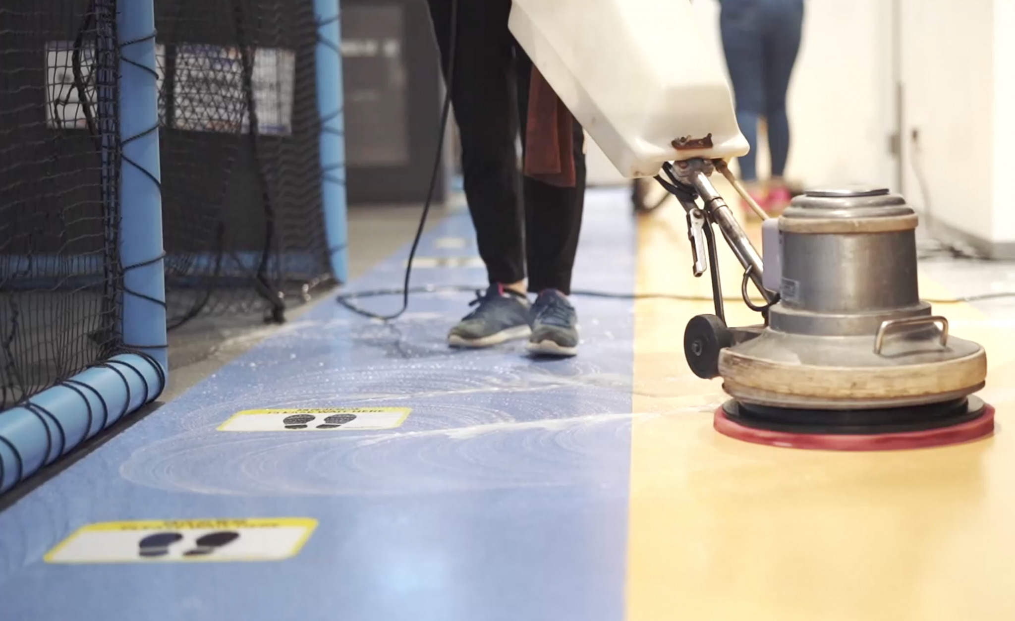 Masterclean-九龍區九龍灣德福廣場2期 遊戲機室清潔 使用洗地氈機高速清洗地