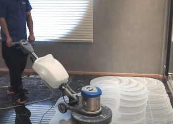 Masterclean-港島區中環康樂廣場1號怡和大廈 雲石翻新專用之鑽石研磨碟配以雲石翻新加重機於石面進行硏磨