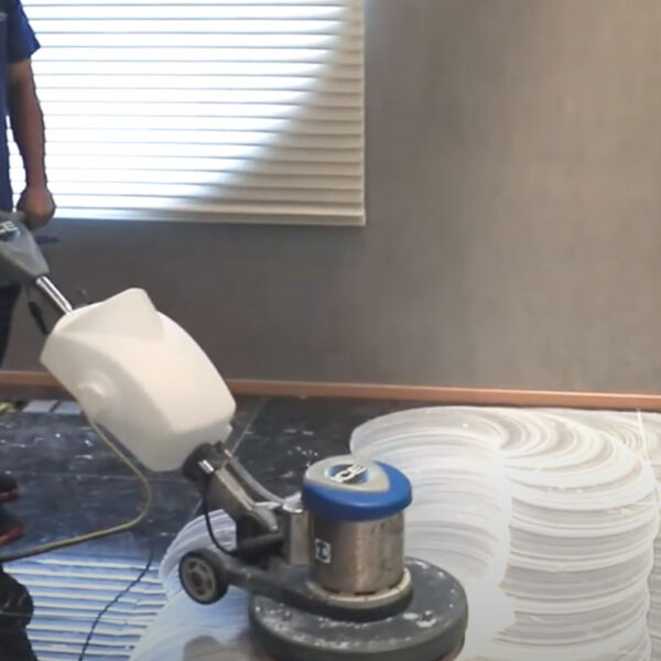 Masterclean-港島區中環康樂廣場1號怡和大廈 雲石翻新專用之鑽石研磨碟配以雲石翻新加重機於石面進行硏磨 Masterclean-港島區中環康樂廣場1號怡和大廈 雲石翻新專用之鑽石研磨碟配以雲石翻新加重機於石面進行硏磨