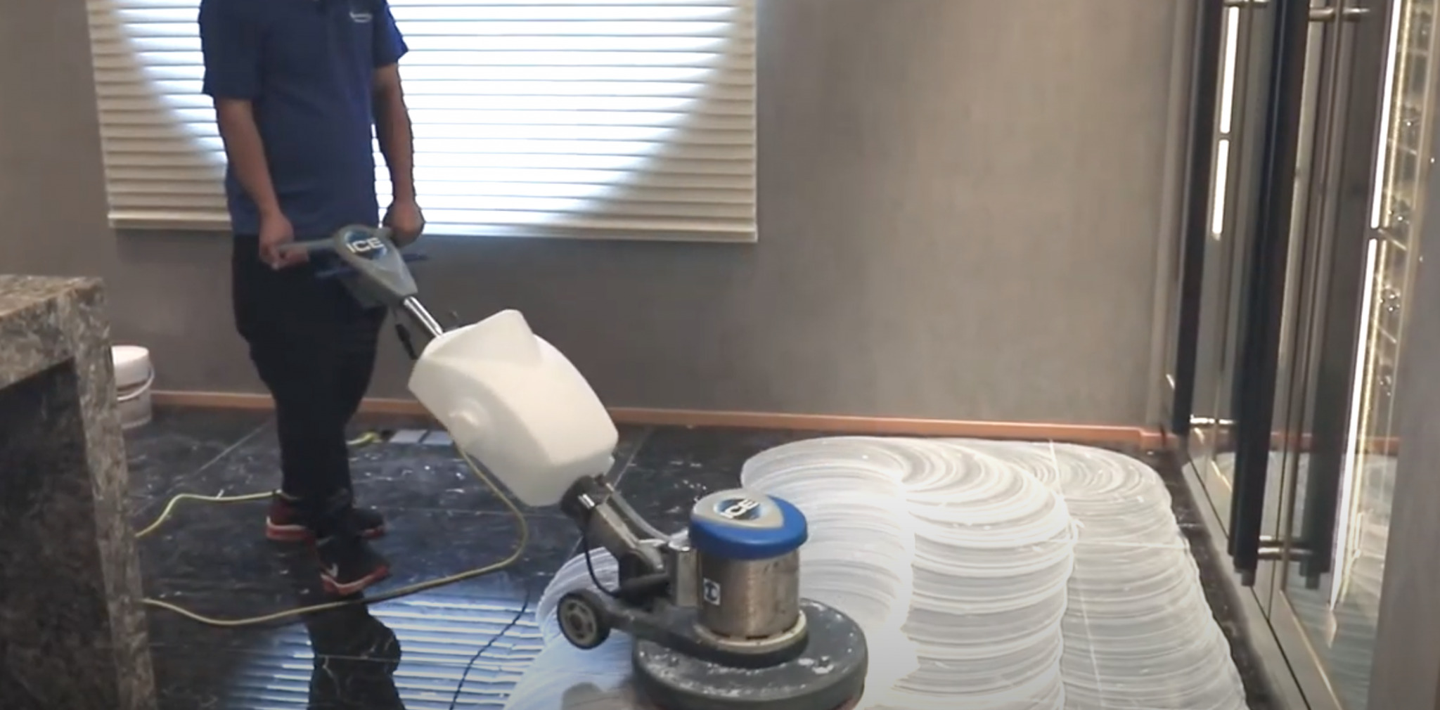 Masterclean-港島區中環康樂廣場1號怡和大廈 雲石翻新專用之鑽石研磨碟配以雲石翻新加重機於石面進行硏磨