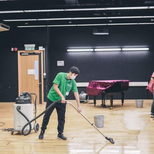 Masterclean-深層地板清潔 使用洗地氈機高速清洗地板