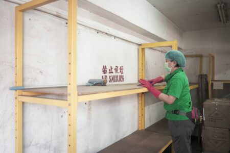 Masterclean-新界區葵涌羅氏美光發展大廈 -貨倉大清潔 擦拭清潔場地設施、貨架、牛角扇同埋清洗洗手間，令貨倉不再蒙塵