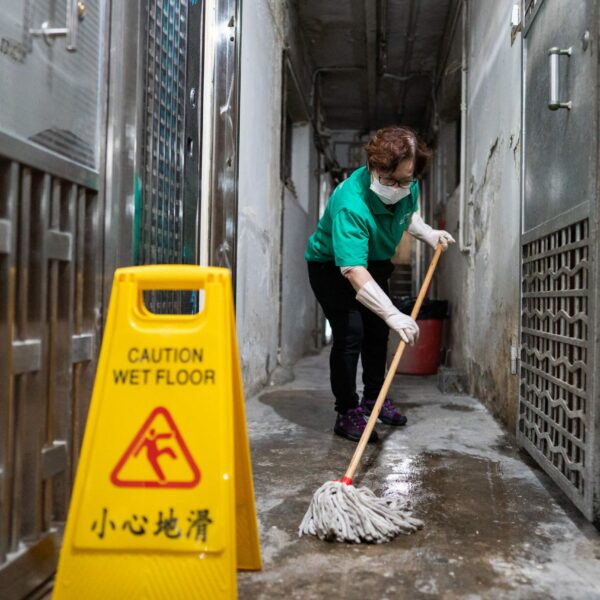 Masterclean-新界區荃灣眾安街124-142號大廈大清潔 不論係走廊、天花、垃圾桶、樓梯 通通清潔乾淨 Masterclean-新界區荃灣眾安街124-142號大廈大清潔 不論係走廊、天花、垃圾桶、樓梯 通通清潔乾淨