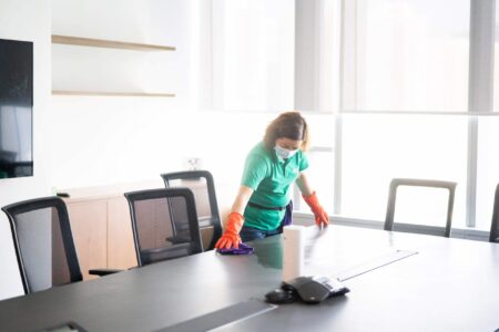 Masterclean-九龍區九龍灣高銀金融國際中心辦公室清潔 工作區域會議室檯面清潔
