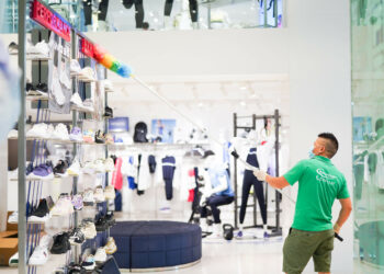 Masterclean-港島區中環皇后大道中-時裝店清潔 貨架基本除塵清潔 員工口罩手套佩戴齊全