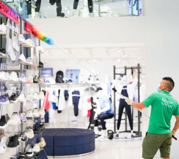 Masterclean-港島區中環皇后大道中-時裝店清潔 貨架基本除塵清潔 員工口罩手套佩戴齊全