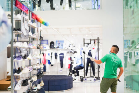 Masterclean-港島區中環皇后大道中-時裝店清潔 貨架基本除塵清潔 員工口罩手套佩戴齊全