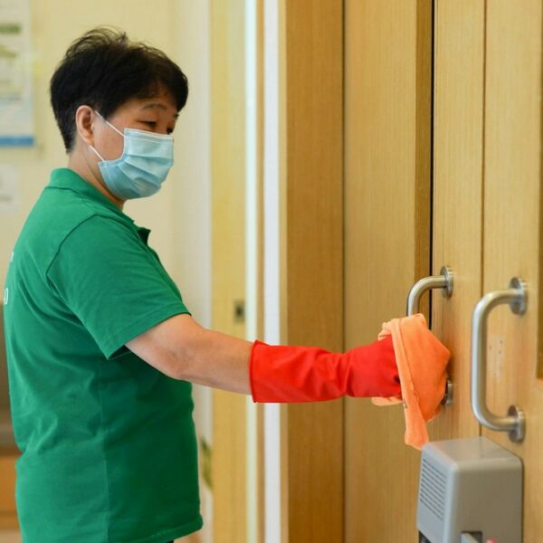 Masterclean-診所清潔 門把手消毒清潔 員工佩戴手套口罩 安全衛生