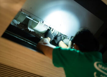 Masterclean-新界區長沙灣半島大廈-辦公室冷氣機清洗 冷氣機拆卸中