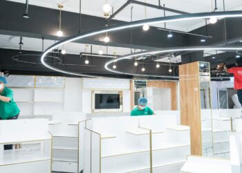 Masterclean-renovation-cleaning-shop-1-scaled Masterclean-裝修後清潔 店鋪清潔 天花板清潔 團隊分工合作