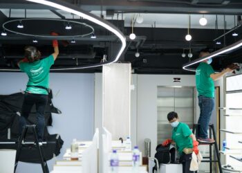 Masterclean-renovation-cleaning-shop-2-scaled Masterclean-裝修後清潔 店鋪清潔 天花板清潔 團隊分工合作