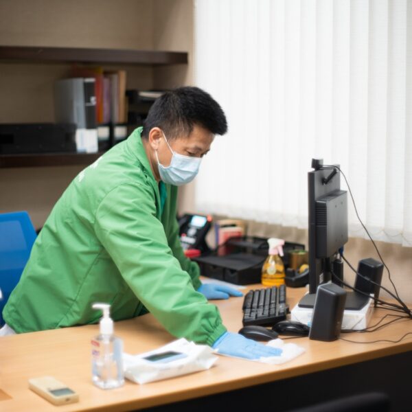 Masterclean-辦公室清潔/辦公室助理-辦公室檯面除塵消毒清潔 員工防疫裝備佩戴齊全 Masterclean-辦公室清潔/辦公室助理-辦公室檯面除塵消毒清潔 員工防疫裝備佩戴齊全