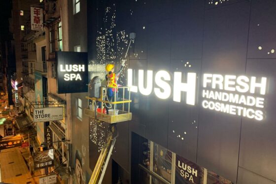 Masterclean-外墻天花板清潔 街燈車配合清潔外墻戴好安全帽 Masterclean-外墻天花板清潔 街燈車配合清潔外墻戴好安全帽