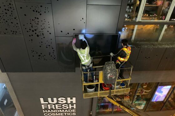 Masterclean-外墻天花板清潔 街燈車配合清潔外墻 穿戴安全裝備 Masterclean-外墻天花板清潔 街燈車配合清潔外墻 穿戴安全裝備