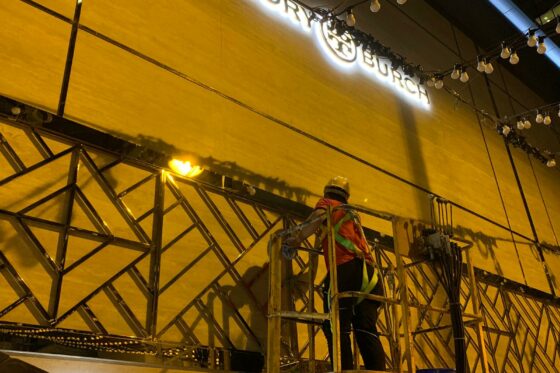 Masterclean-外墻天花板清潔 街燈車配合清潔 人員安全擺第一 Masterclean-外墻天花板清潔 街燈車配合清潔 人員安全擺第一