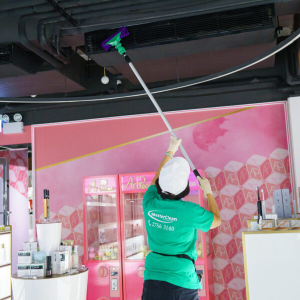 Masterclean-店舖清潔 天花板往往係最容易被忽略的地方 要好好除塵